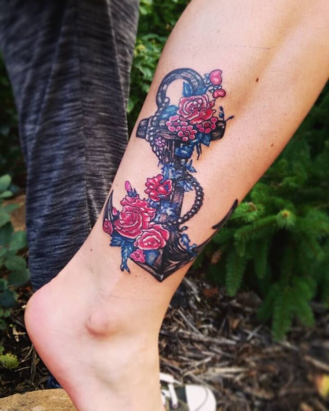 tattoo femenino con un ancla 21