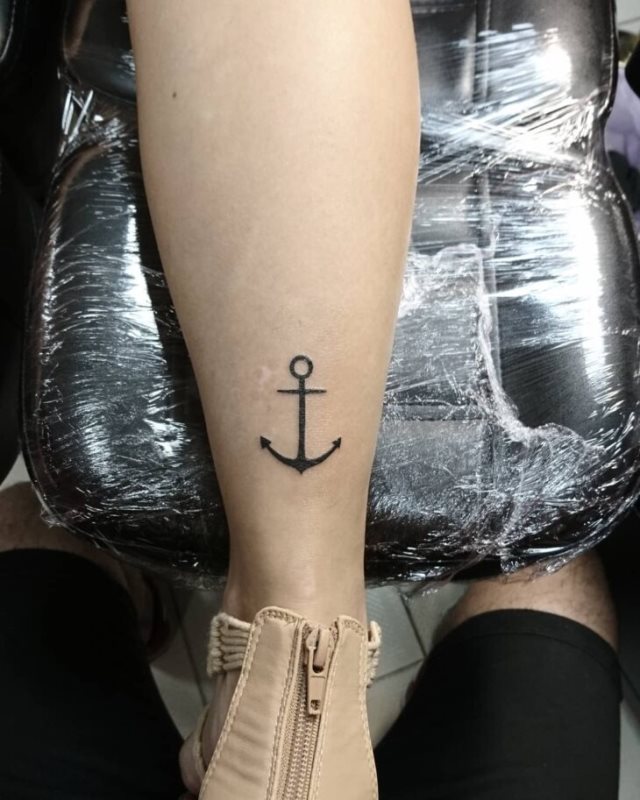 tattoo femenino con un ancla 22