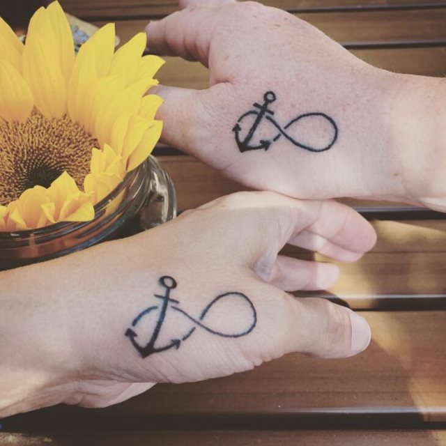 tattoo femenino con un ancla 23