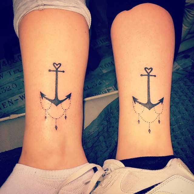 tattoo femenino con un ancla 25