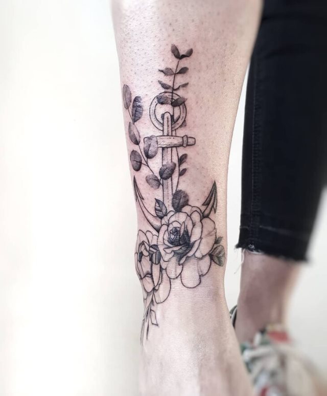 tattoo femenino con un ancla 26