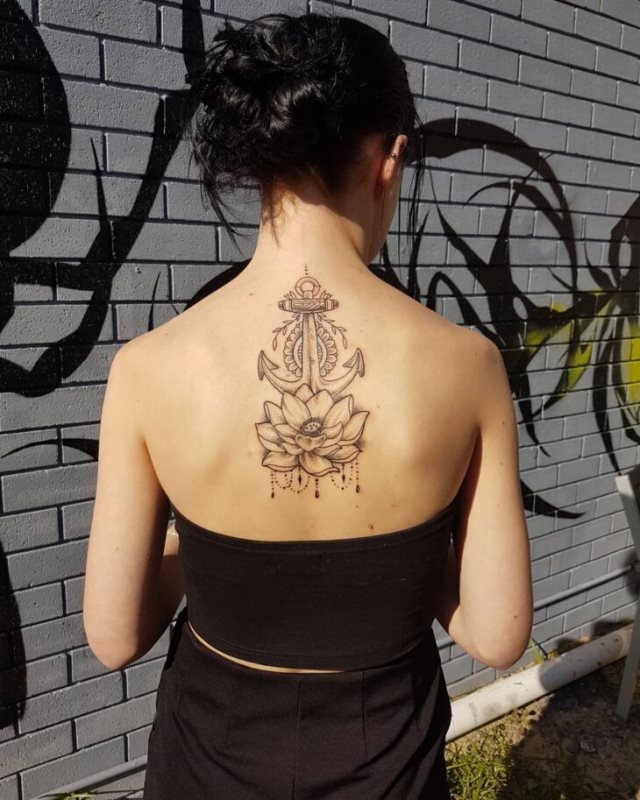 tattoo femenino con un ancla 27