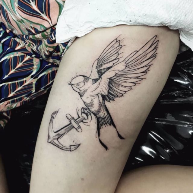 tattoo femenino con un ancla 29