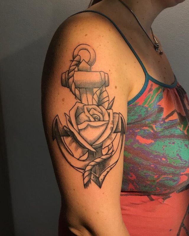 tattoo femenino con un ancla 30