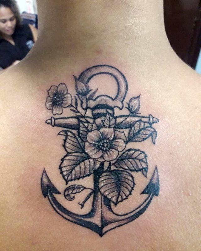 tattoo femenino con un ancla 32
