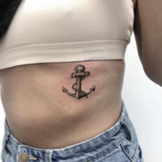tattoo femenino con un ancla 34