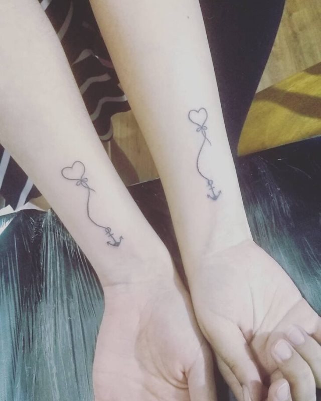 tattoo femenino con un ancla 35