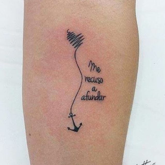 tattoo femenino con un ancla 37