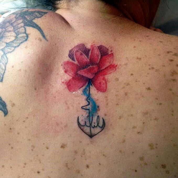 tattoo femenino con un ancla 40
