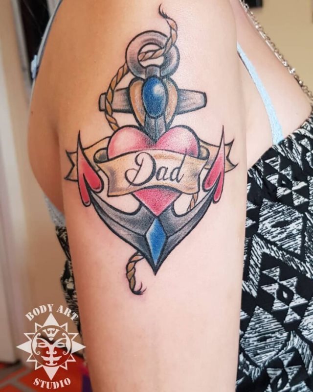tattoo femenino con un ancla 41