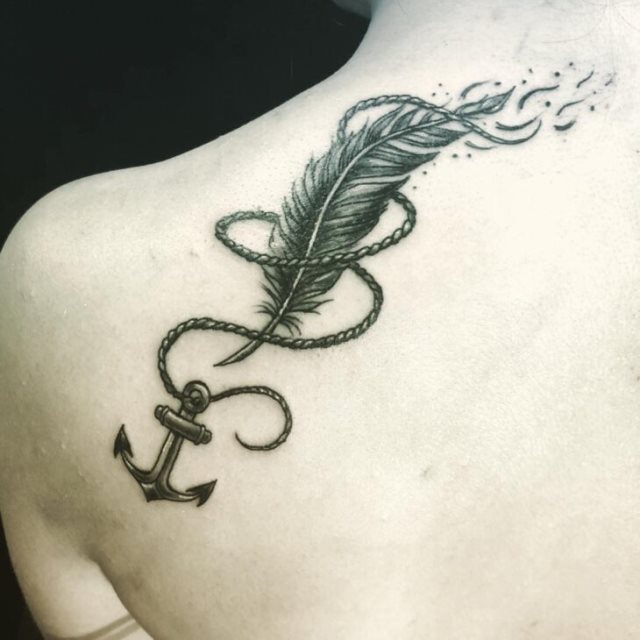 tattoo femenino con un ancla 42
