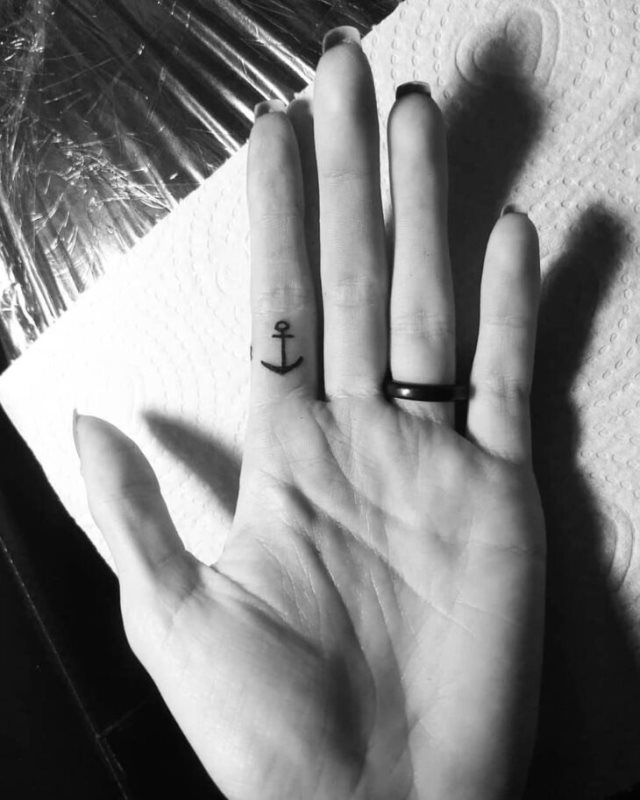 tattoo femenino con un ancla 44