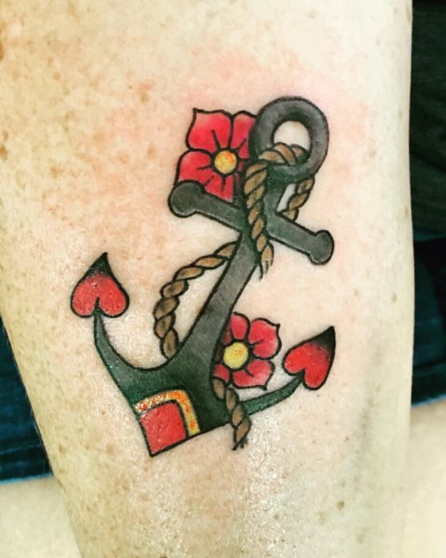tattoo femenino con un ancla 45