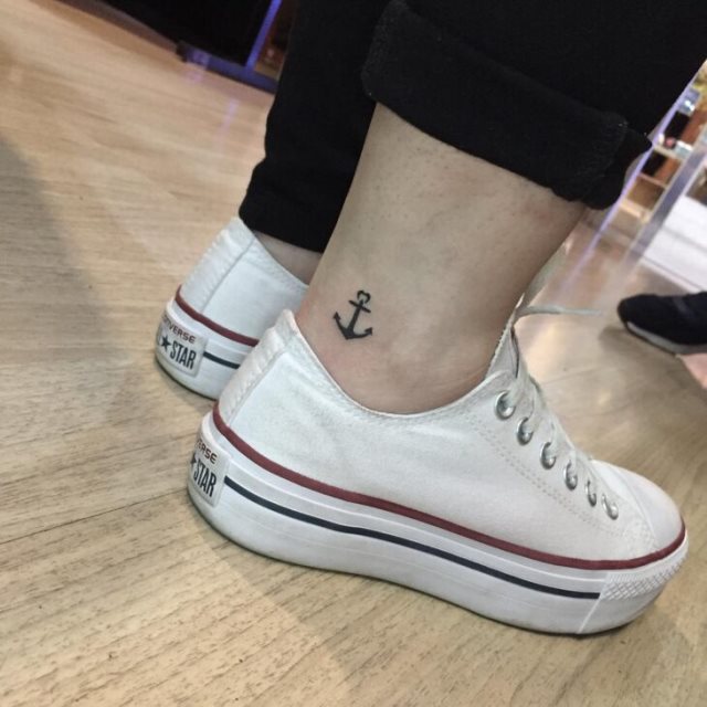tattoo femenino con un ancla 46