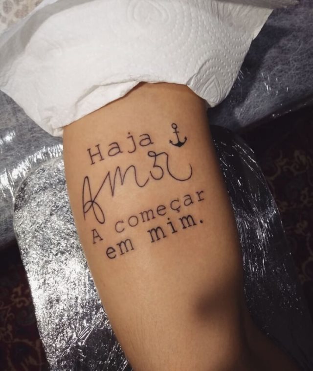 tattoo femenino con un ancla 48