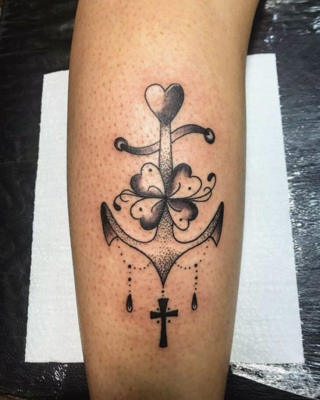 tattoo femenino con un ancla 49