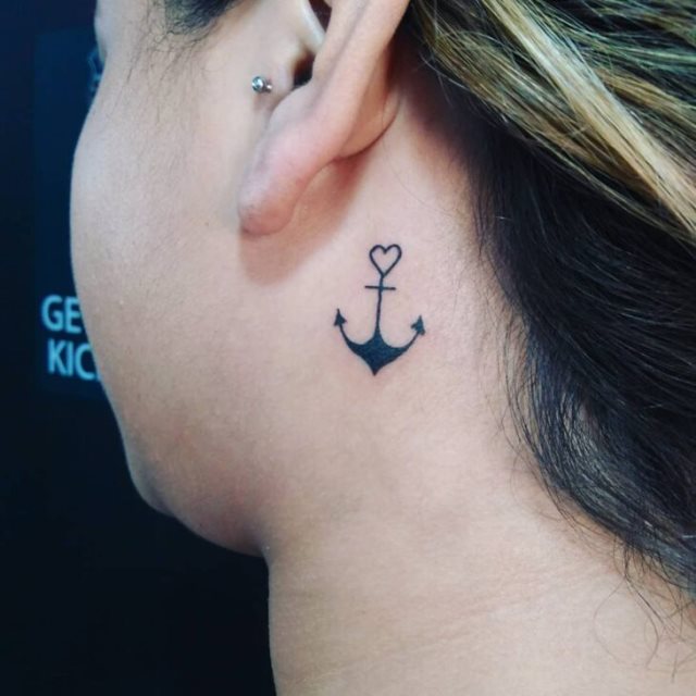 tattoo femenino con un ancla 50