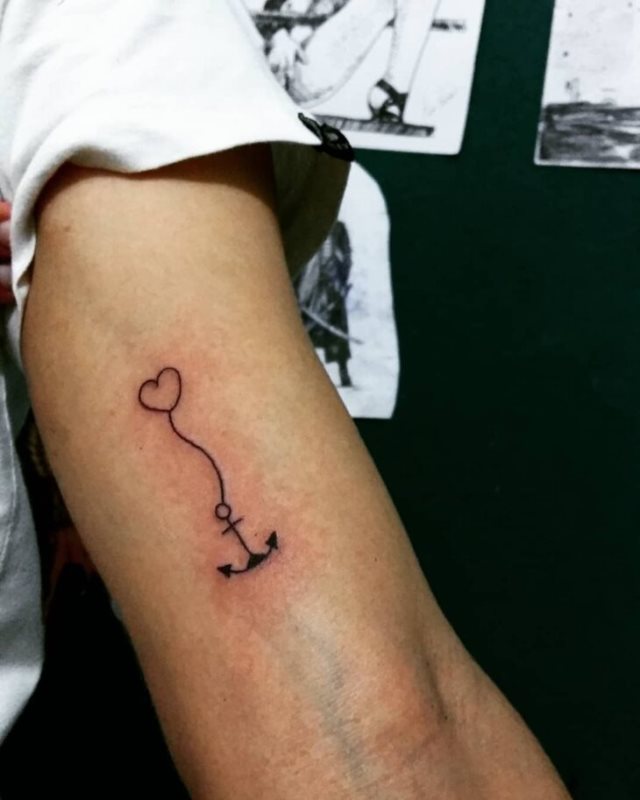 tattoo femenino con un ancla 51