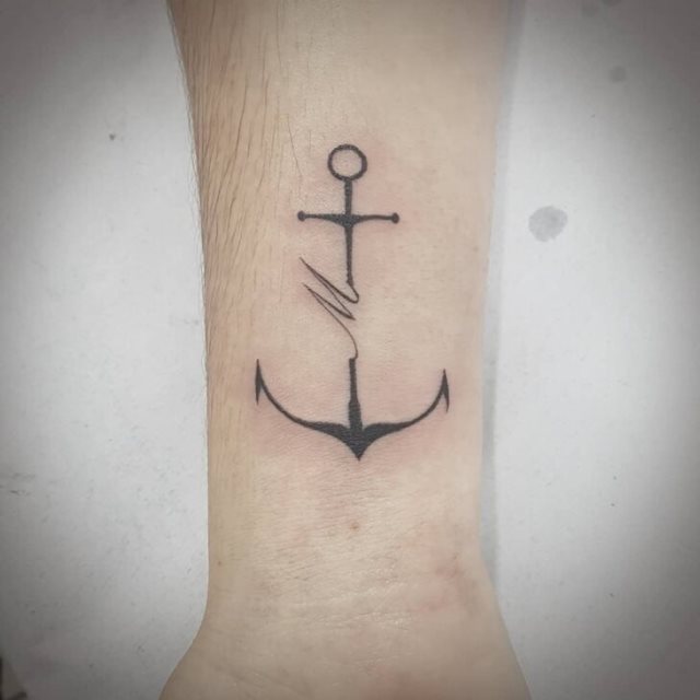 tattoo femenino con un ancla 52