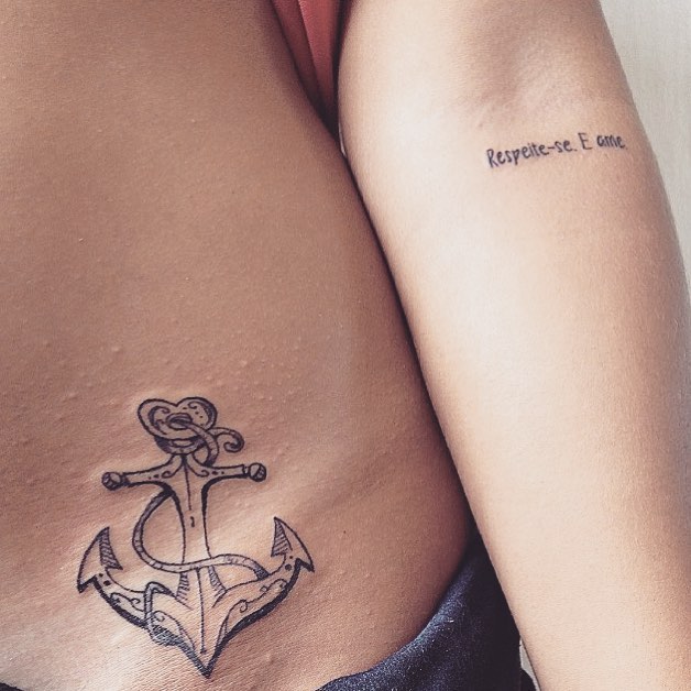 tattoo femenino con un ancla 53