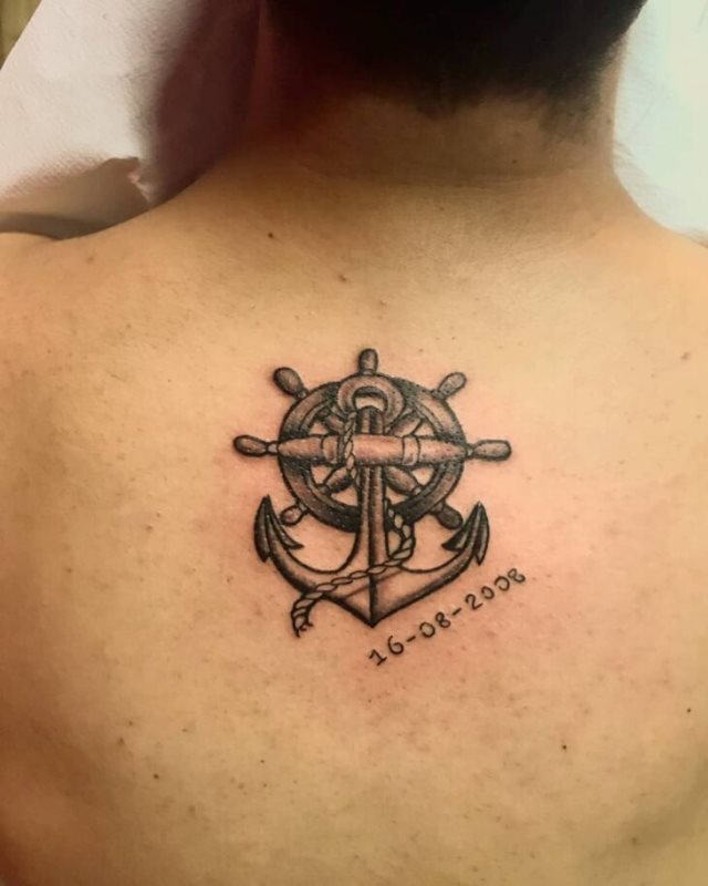 tattoo femenino con un ancla 55