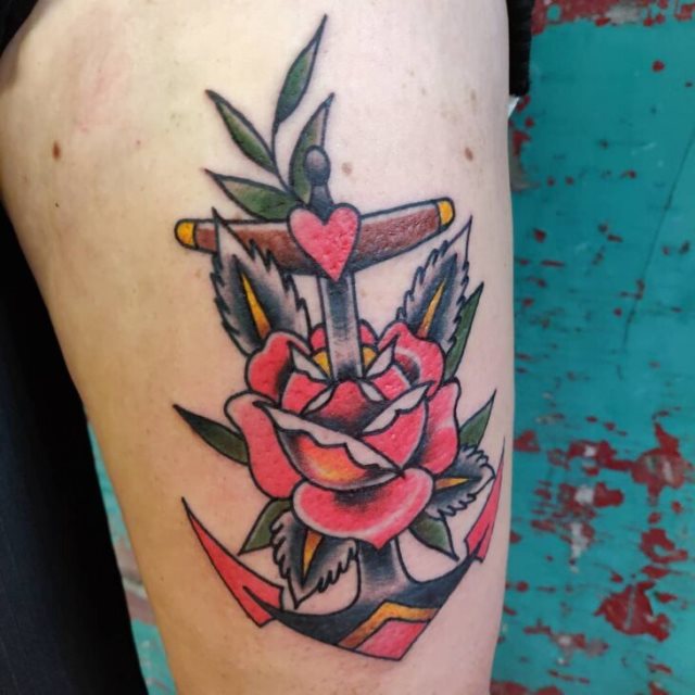 tattoo femenino con un ancla 56