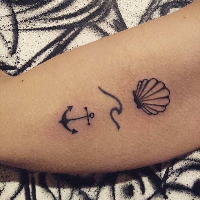 tattoo femenino con un ancla 58