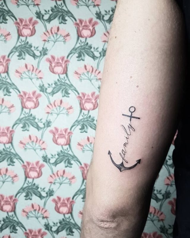 tattoo femenino con un ancla 59