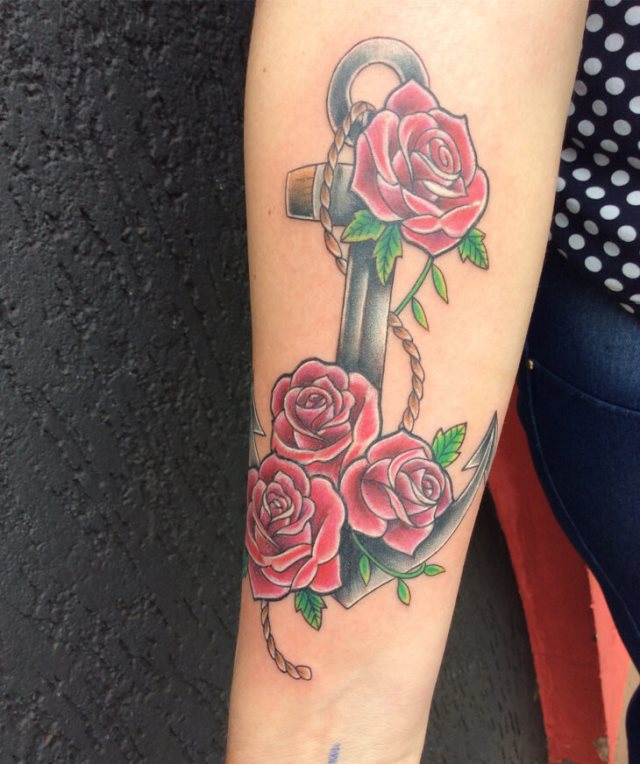 tattoo femenino con un ancla 60
