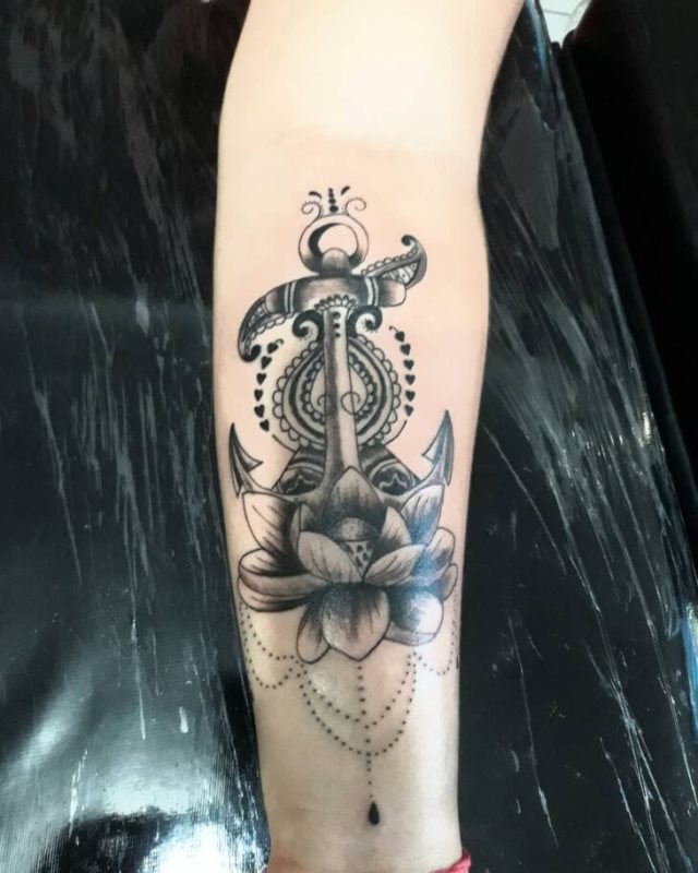 tattoo femenino con un ancla 63