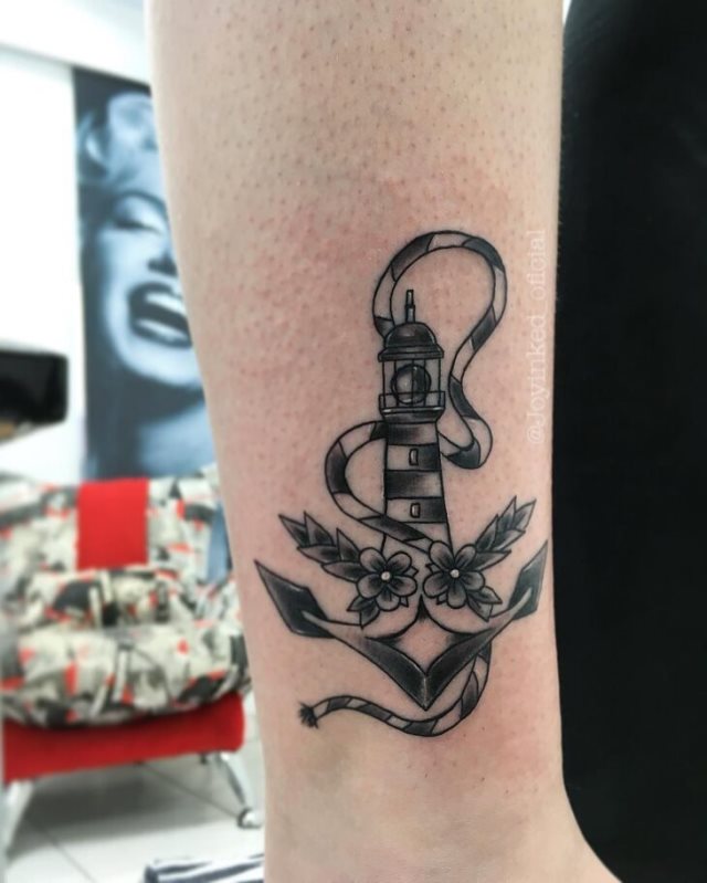 tattoo femenino con un ancla 64
