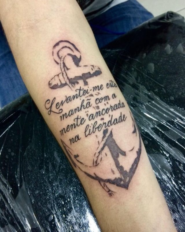 tattoo femenino con un ancla 65