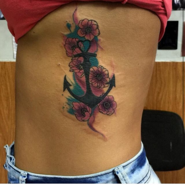 tattoo femenino con un ancla 66