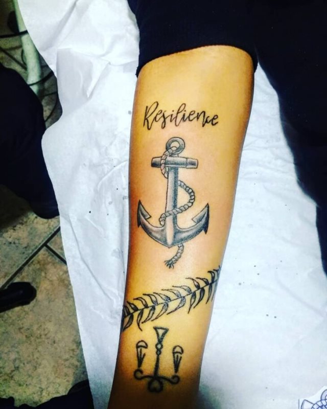 tattoo femenino con un ancla 69