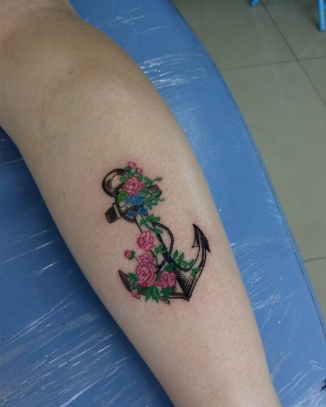 tattoo femenino con un ancla 70