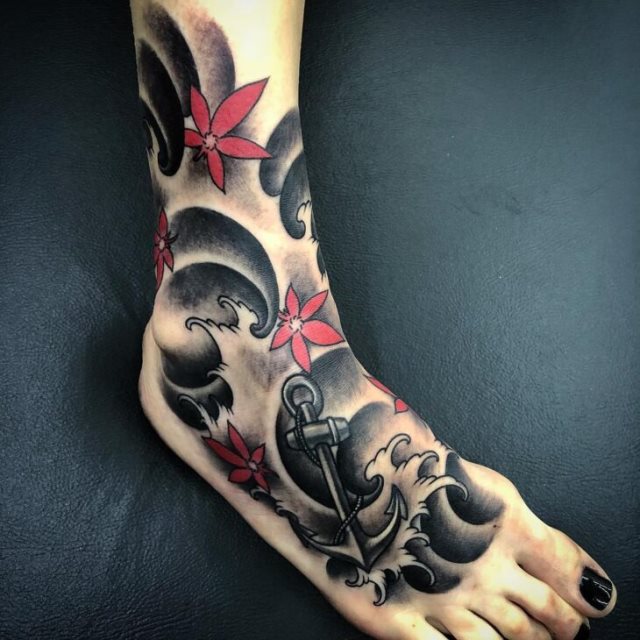 tattoo femenino con un ancla 71