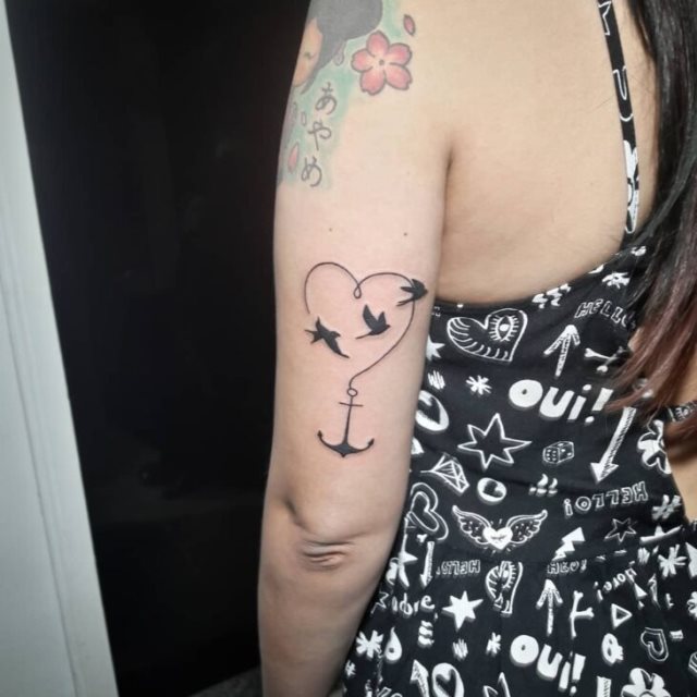 tattoo femenino con un ancla 72