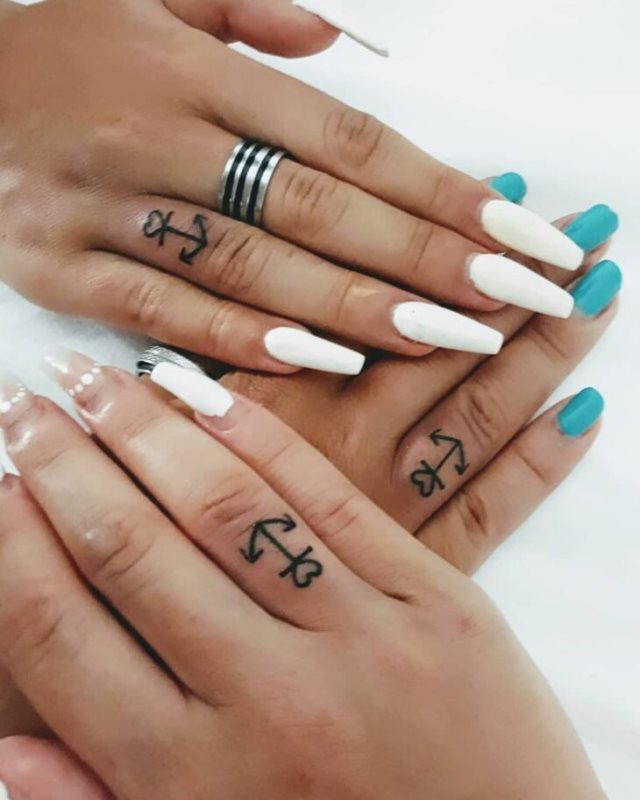 tattoo femenino con un ancla 73