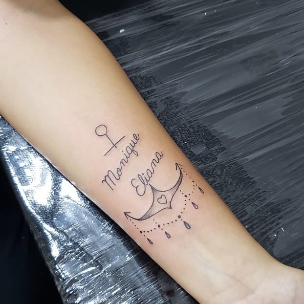 tattoo femenino con un ancla 74