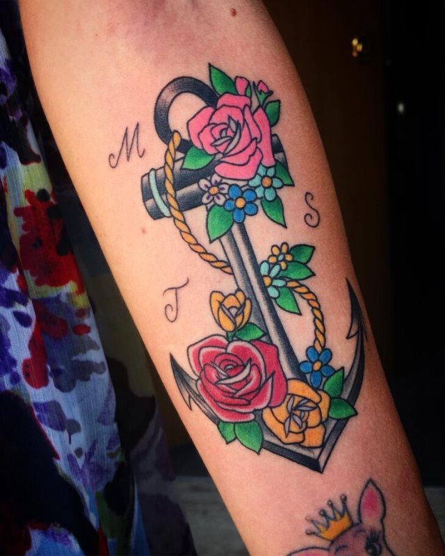 tattoo femenino con un ancla 75