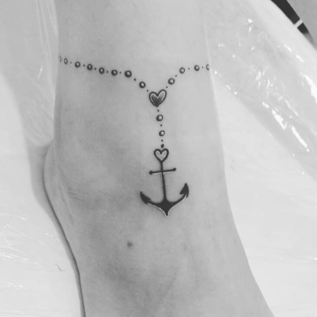 tattoo femenino con un ancla 76
