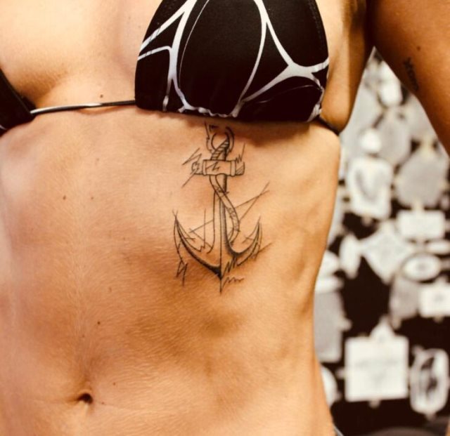 tattoo femenino con un ancla 77