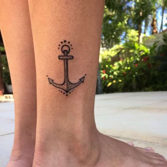 tattoo femenino con un ancla 79