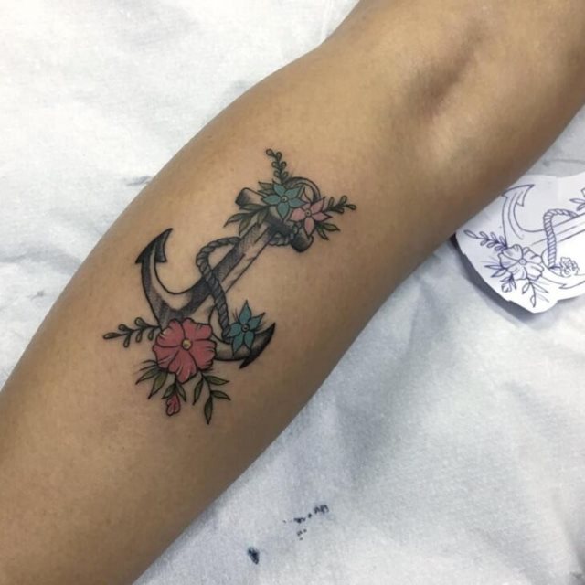 tattoo femenino con un ancla 80