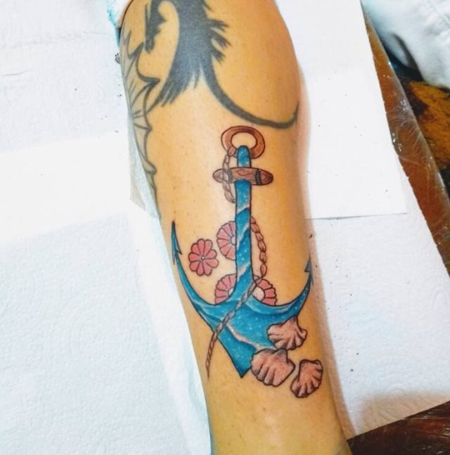 tattoo femenino con un ancla 81