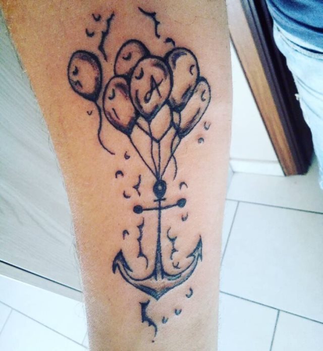 tattoo femenino con un ancla 82
