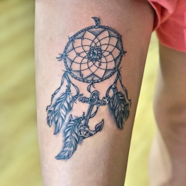 tattoo femenino con un ancla 83