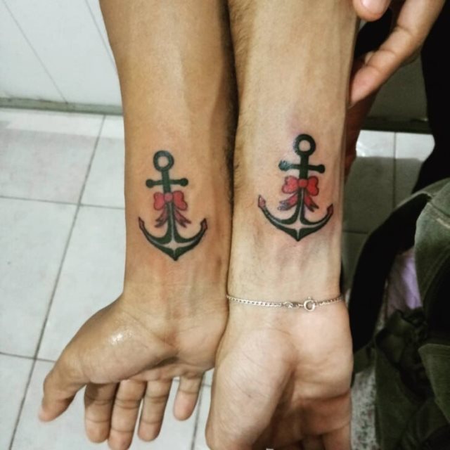 tattoo femenino con un ancla 84