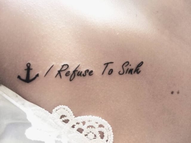 tattoo femenino con un ancla 85