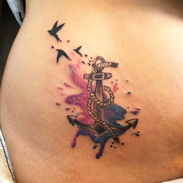 tattoo femenino con un ancla 86